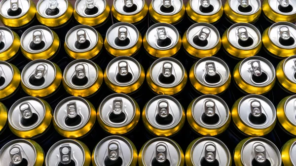 Muchas bebidas enlatadas abiertas. Antecedentes de latas — Foto de Stock