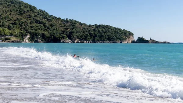 Praia de areia branca e céu azul. Fundo de praia na Grécia — Fotografia de Stock