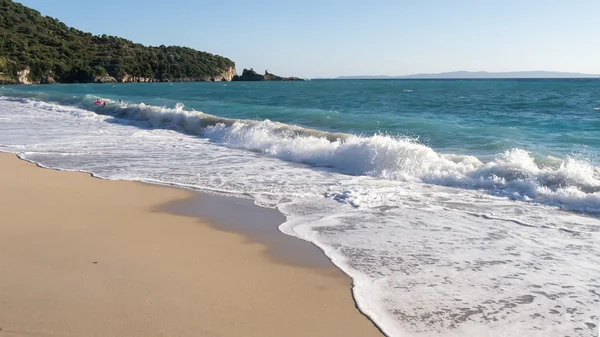 Biały piasek plaży i niebieskie niebo. Tło plaża w Grecji — Zdjęcie stockowe