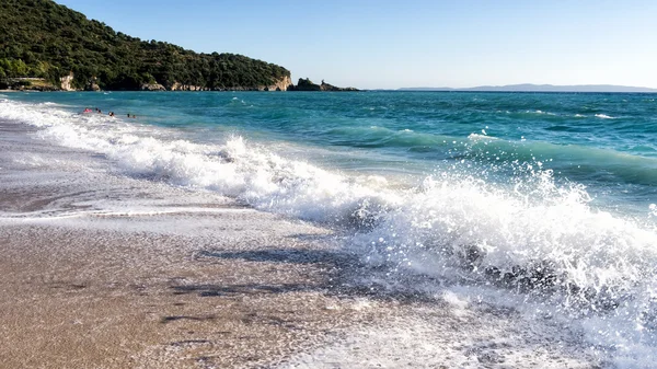 Spiaggia di sabbia bianca e cielo blu. Sfondo spiaggia in Grecia — Foto Stock