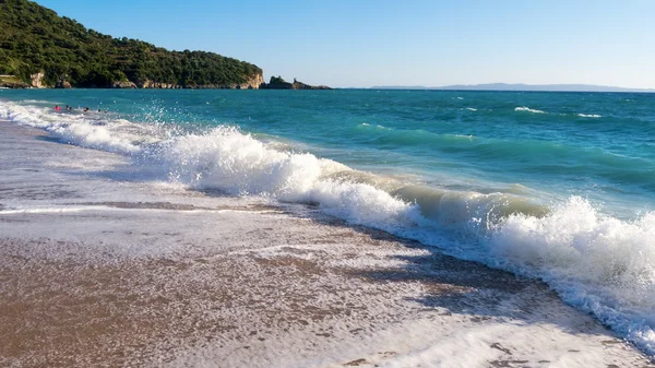 Biały piasek plaży i niebieskie niebo. Tło plaża w Grecji — Zdjęcie stockowe