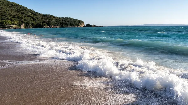 Praia de areia branca e céu azul. Fundo de praia na Grécia — Fotografia de Stock