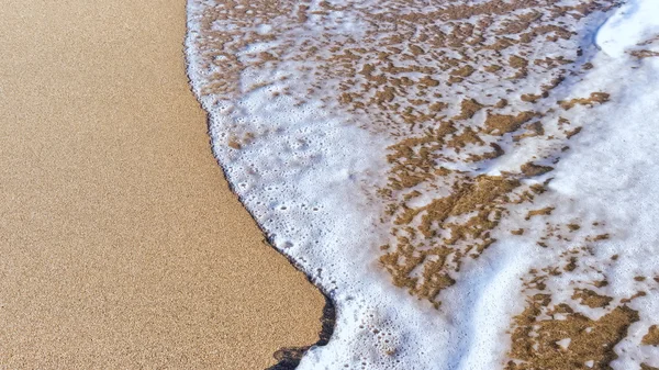 Playa de arena y suave ola. De cerca. —  Fotos de Stock