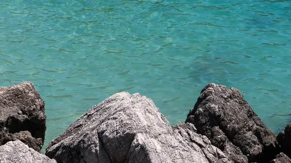 用大岩石在希腊的海滩。夏季背景 — 图库照片