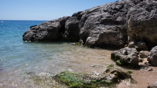 Παραλία με μεγάλους βράχους στην Ελλάδα. Καλοκαίρι φόντο — Φωτογραφία Αρχείου