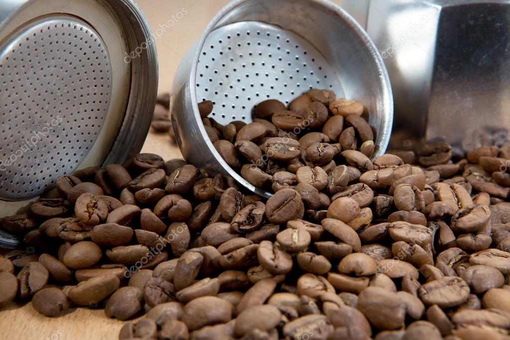 Cafetera italiana clásica olla con granos de café — Foto