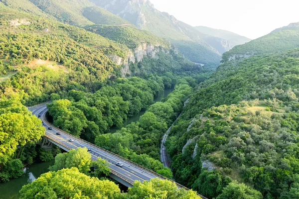 Vista aérea del puente y la carretera sobre el río Pinios en — Foto de Stock