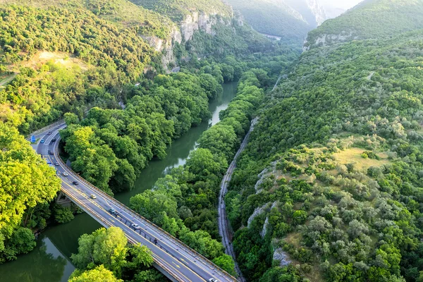 Vista aérea del puente y la carretera sobre el río Pinios en — Foto de Stock