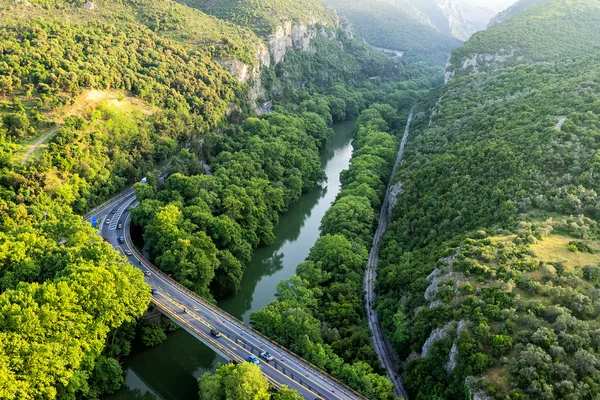 Vista aérea del puente y la carretera sobre el río Pinios en — Foto de Stock