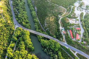 Köprü ve yol Nehri Pinios havadan görünümü içinde 
