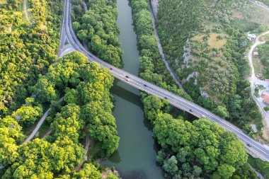 Köprü ve yol Nehri Pinios havadan görünümü içinde 