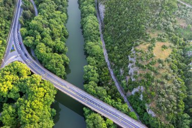 Köprü ve yol Nehri Pinios havadan görünümü içinde 