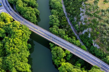 Köprü ve yol Nehri Pinios havadan görünümü içinde 