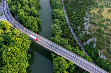 Köprü ve yol Nehri Pinios havadan görünümü içinde 