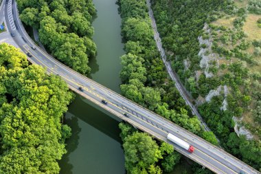 Köprü ve yol Nehri Pinios havadan görünümü içinde 
