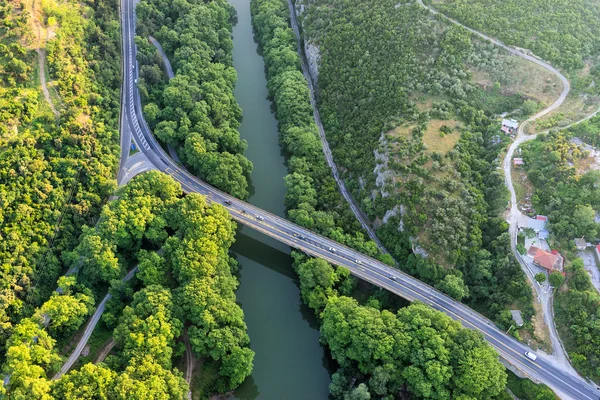 Vue aérienne du pont et de la route sur la rivière Pinios à — Photo