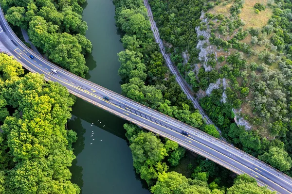Flygfoto över bron och vägen över floden Pinios i — Stockfoto