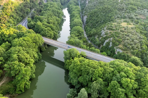 Vista aérea del puente y la carretera sobre el río Pinios en — Foto de Stock