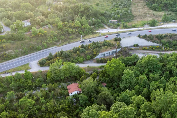 Luftaufnahme der Straße überquert das grüne Tal von Tempe — Stockfoto
