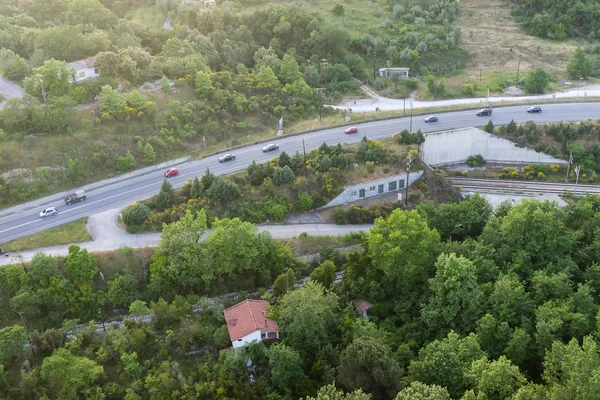 Luftaufnahme der Straße überquert das grüne Tal von Tempe — Stockfoto