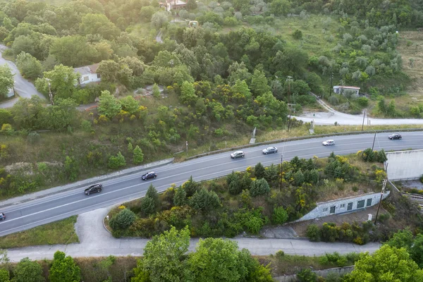 Luftaufnahme der Straße überquert das grüne Tal von Tempe — Stockfoto