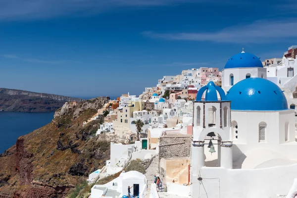 Igreja azul e branca da aldeia de Oia na ilha de Santorini. Grécia — Fotografia de Stock