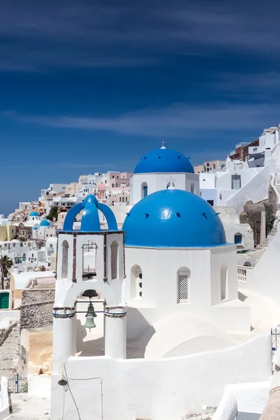 Kék és fehér templom Oia falu Santorini-sziget. Görögország — Stock Fotó