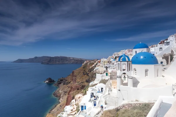 Chiesa blu e bianca del villaggio di Oia sull'isola di Santorini. Grecia — Foto Stock