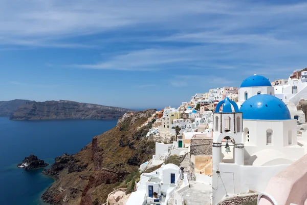 Igreja azul e branca da aldeia de Oia na ilha de Santorini. Grécia — Fotografia de Stock