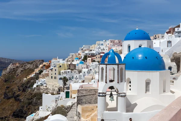 산토리니 섬에 파란과 백색 교회의이 아 마을. 그리스 — 스톡 사진