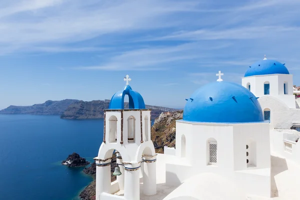 Igreja azul e branca da aldeia de Oia na ilha de Santorini. Grécia — Fotografia de Stock