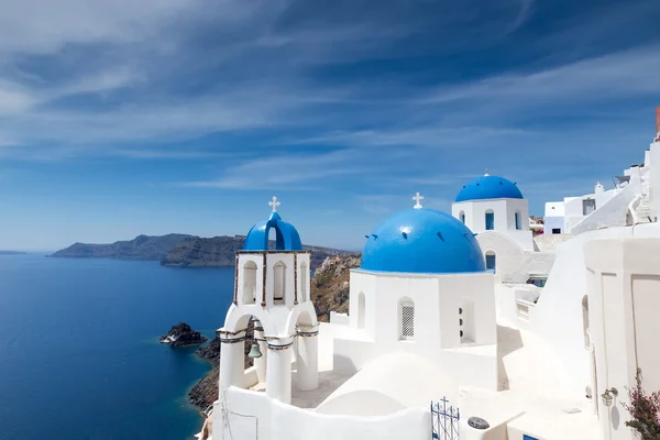 Chiesa blu e bianca del villaggio di Oia sull'isola di Santorini. Grecia — Foto Stock