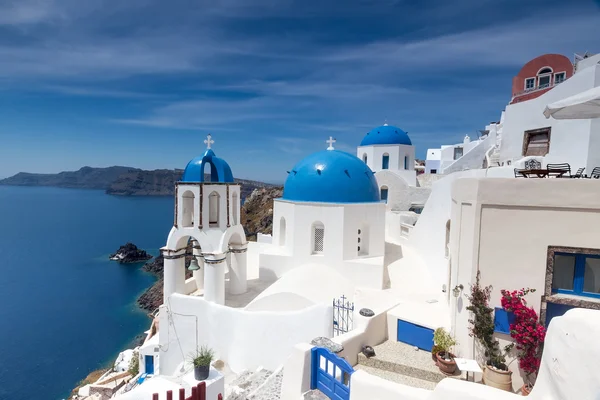 Igreja azul e branca da aldeia de Oia na ilha de Santorini. Grécia — Fotografia de Stock