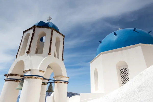 Kék és fehér templom Oia falu Santorini-sziget. Görögország — Stock Fotó
