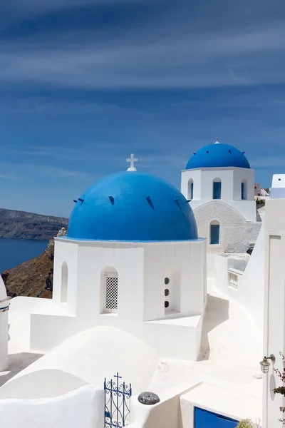 Blauwe en witte kerk van oia dorp op santorini eiland. Griekenland — Stockfoto