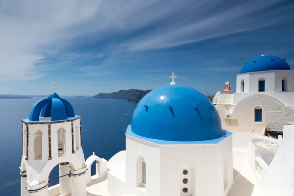 산토리니 섬에 파란과 백색 교회의이 아 마을. 그리스 — 스톡 사진