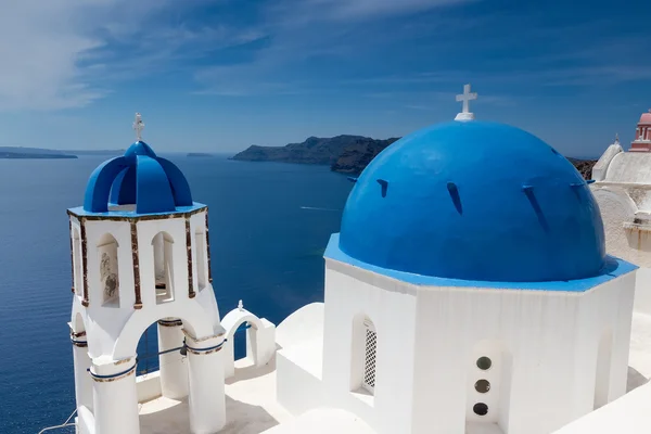 Blå och vita kyrkan av oia by på Santoriniön. Grekland — Stockfoto