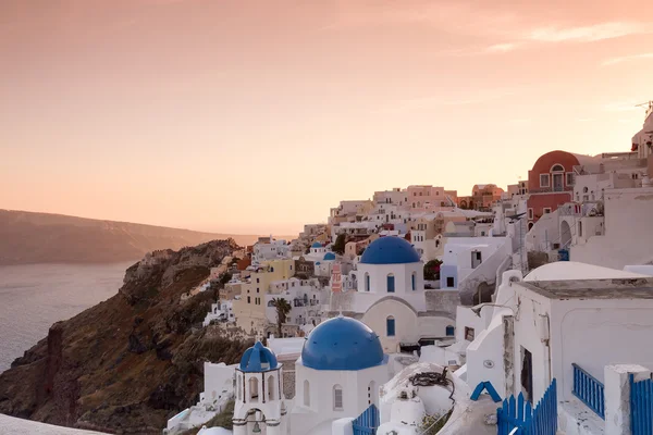 De zonsondergang op Oia dorp in Santorini eiland in Griekenland — Stockfoto