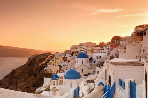 Il tramonto al villaggio di Oia nell'isola di Santorini in Grecia — Foto Stock