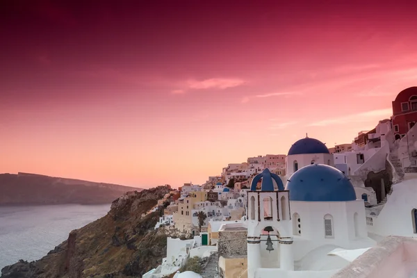 Il tramonto al villaggio di Oia nell'isola di Santorini in Grecia — Foto Stock