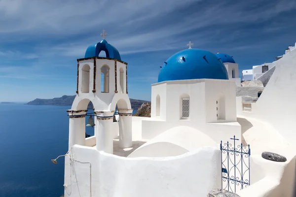 Blauwe en witte kerk van oia dorp op santorini eiland. Griekenland Rechtenvrije Stockafbeeldingen