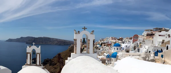 Igreja azul e branca da aldeia de Oia na ilha de Santorini. Grécia — Fotografia de Stock