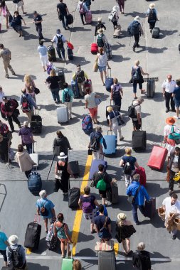 Greec Paros liman adlı gemiden Yolcular karaya