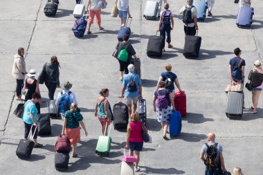 Greec Paros liman adlı gemiden Yolcular karaya