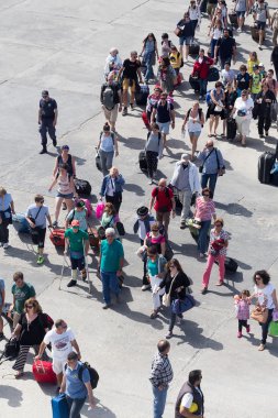 Yolcu gemiye Yunanistan Paros liman.