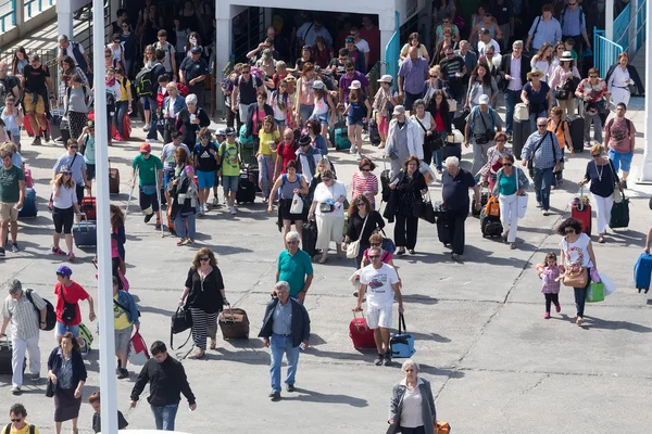 Passengers board the ship at the port of Paros in Greece. — Stock Photo, Image