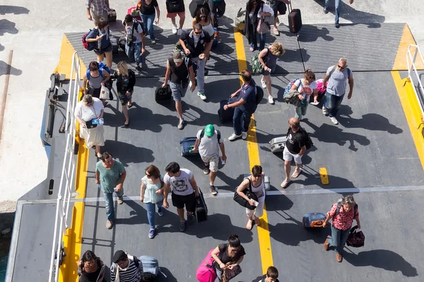 Passagiers aan boord van het schip in de haven van Paros in Griekenland. — Stockfoto