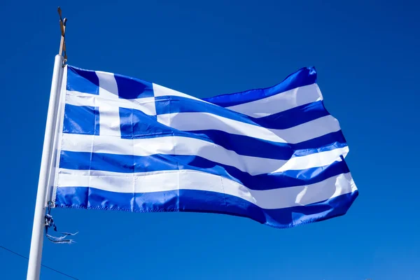 Bandera nacional de Grecia contra el fondo azul del cielo — Foto de Stock