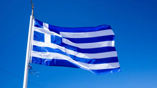 Bandera nacional de Grecia contra el fondo azul del cielo — Foto de Stock