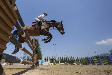 Bilinmeyen sürücü yuvarlak binme rekabet maçlar sırasında bir at üzerinde
